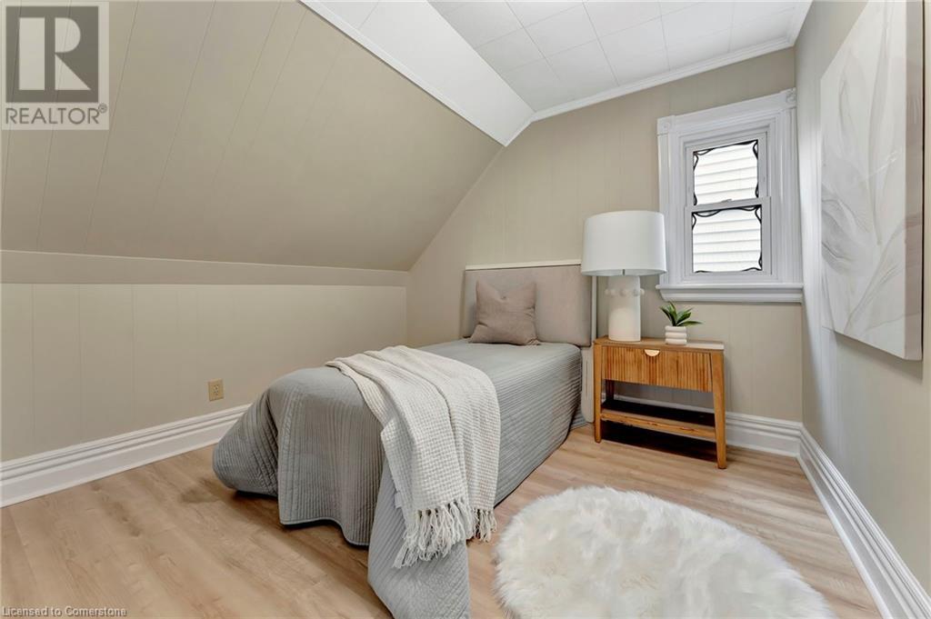Photo 25 of 142 Sanford Avenue N, Hamilton ON