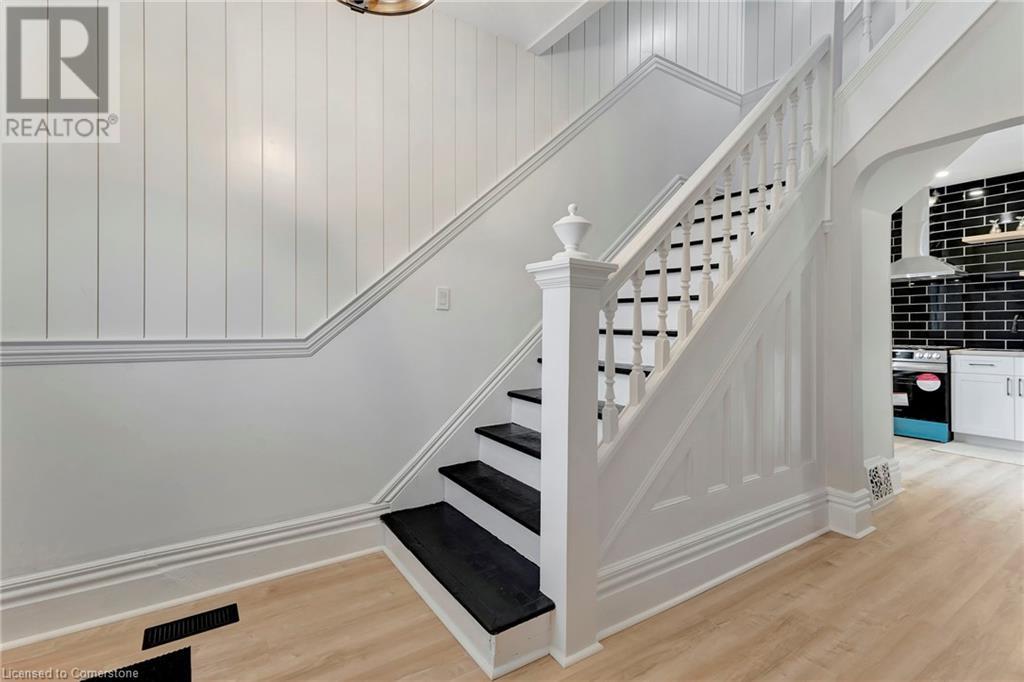 Photo 6 of 142 Sanford Avenue N, Hamilton ON
