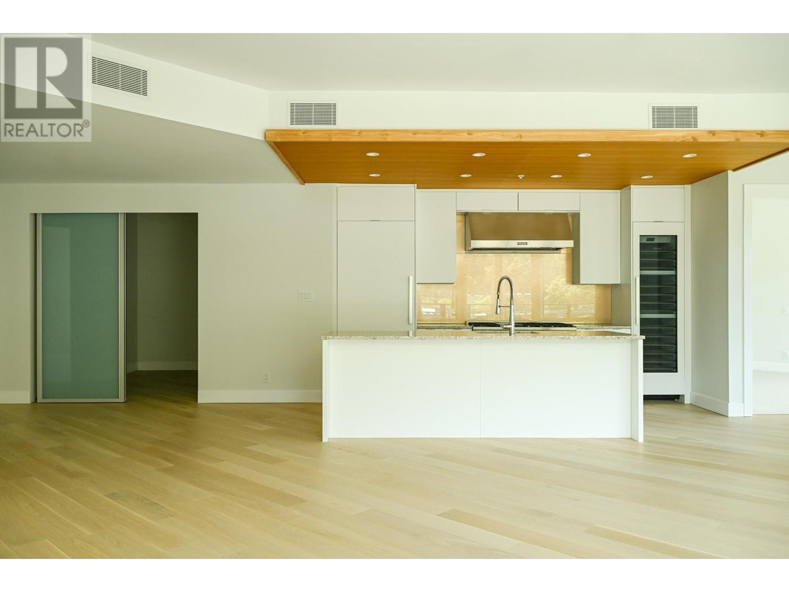 Photo 13 of 302 6707 Nelson Avenue, West Vancouver BC