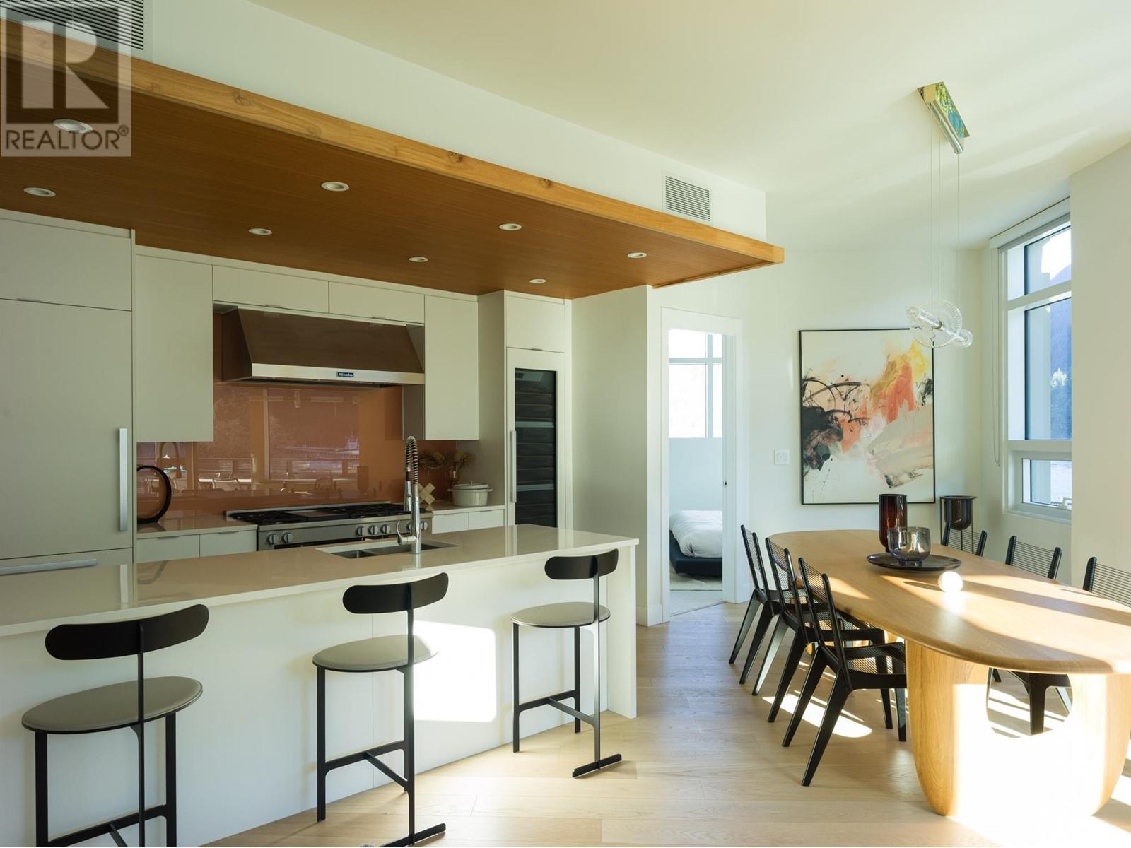 Photo 3 of 302 6707 Nelson Avenue, West Vancouver BC