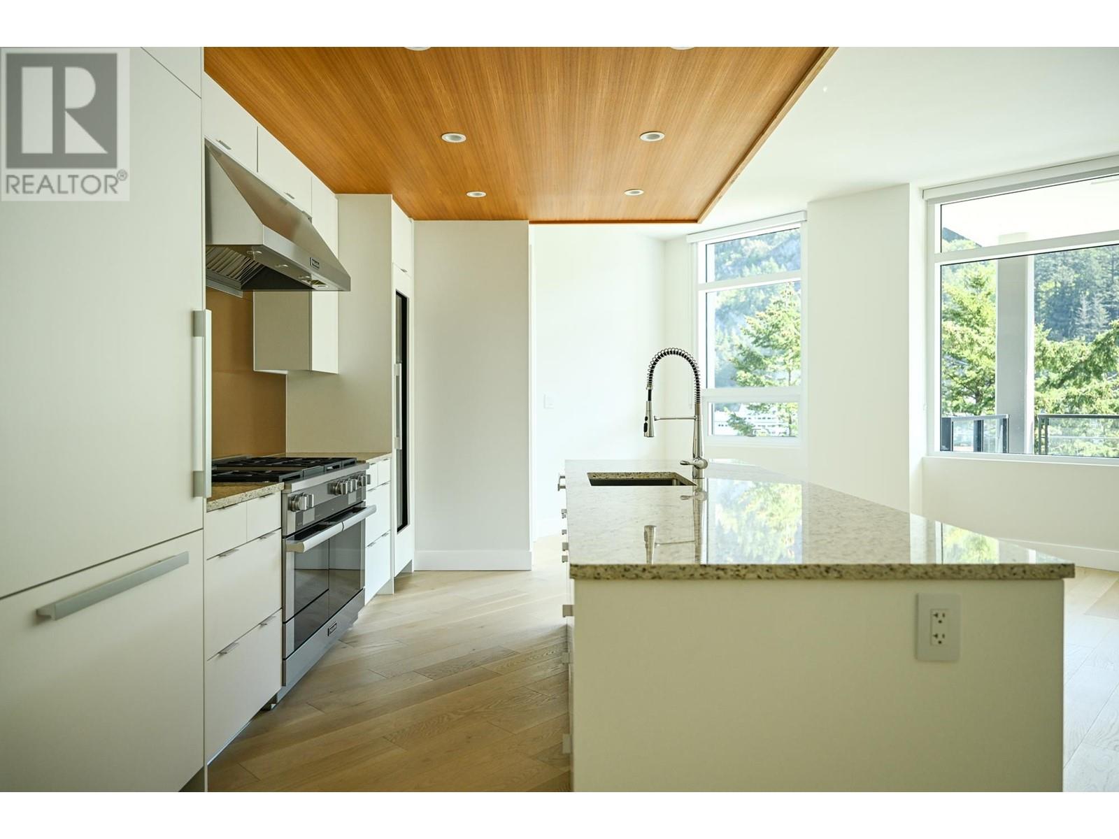 Photo 10 of 302 6707 Nelson Avenue, West Vancouver BC