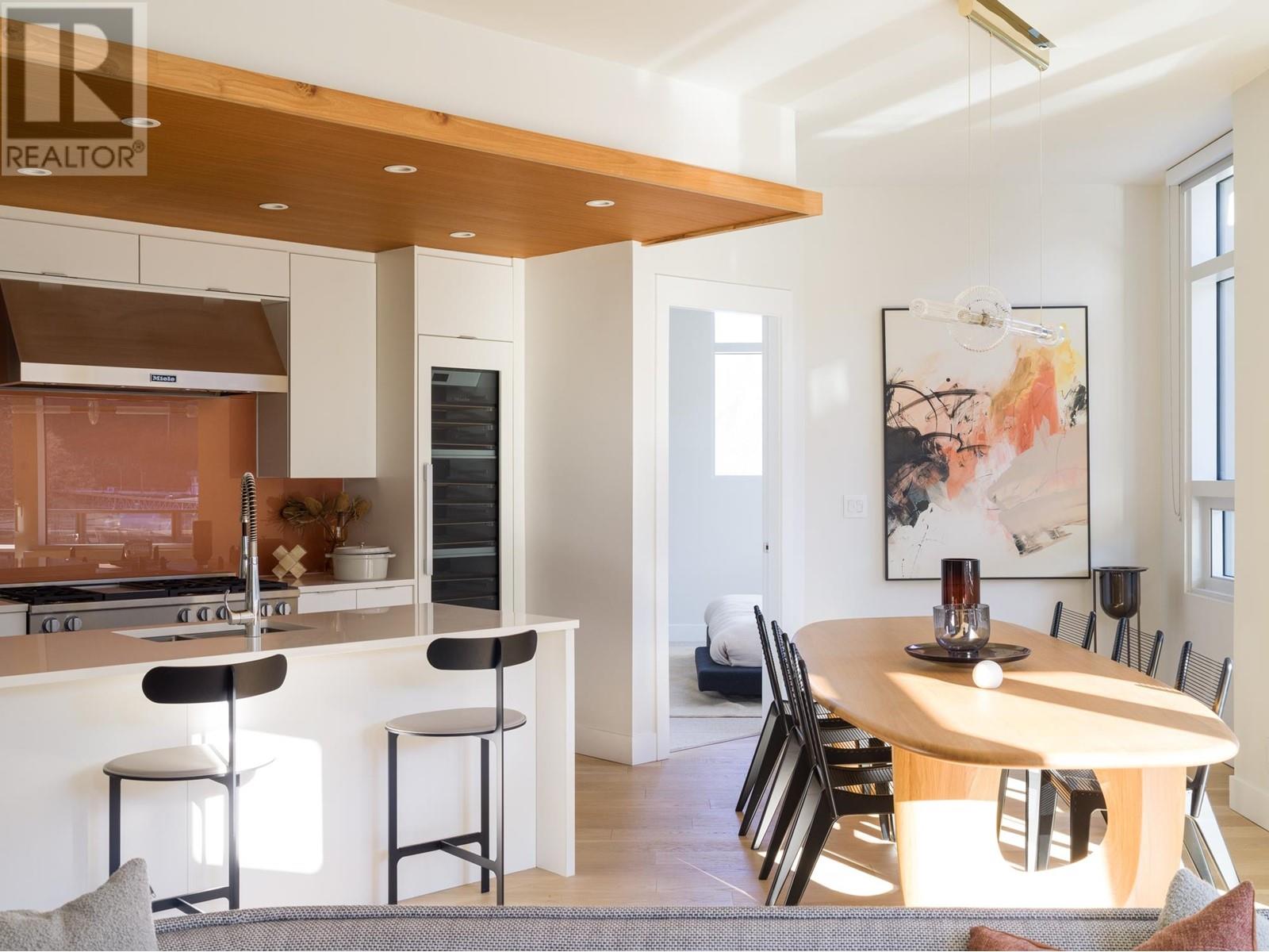 Photo 4 of 302 6707 Nelson Avenue, West Vancouver BC