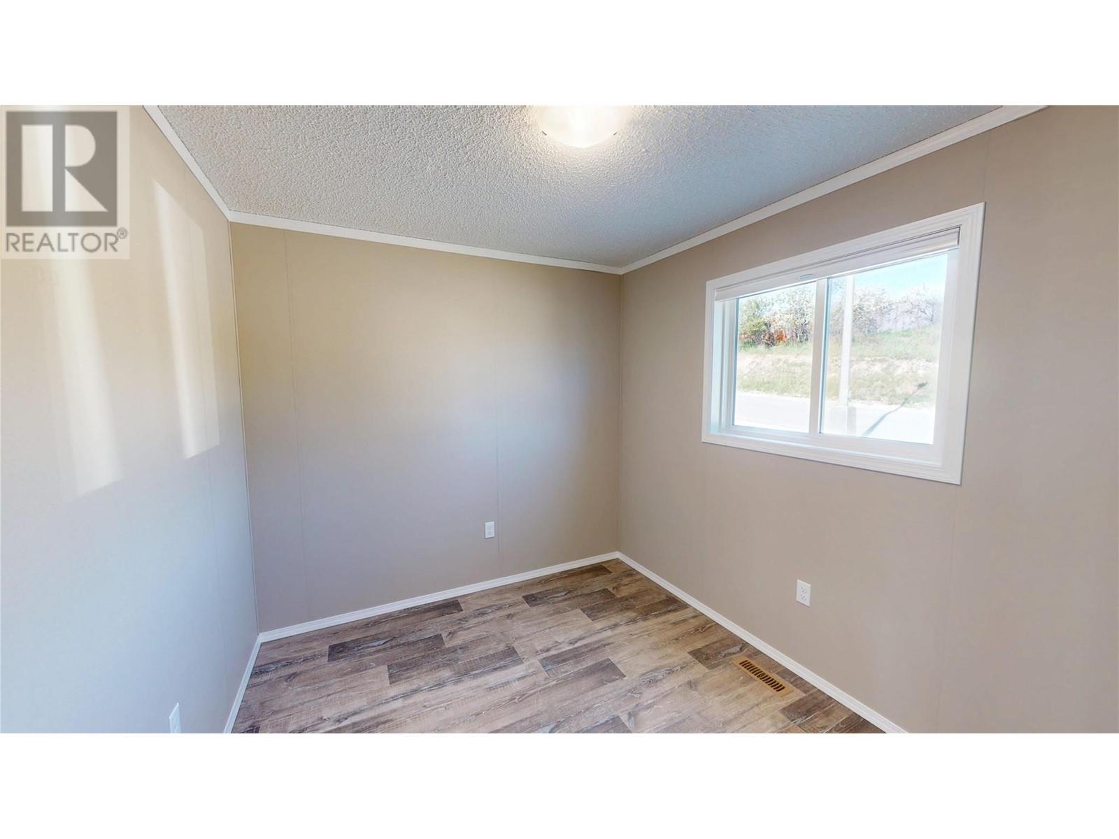 529 Pagurut Avenue W, Cranbrook