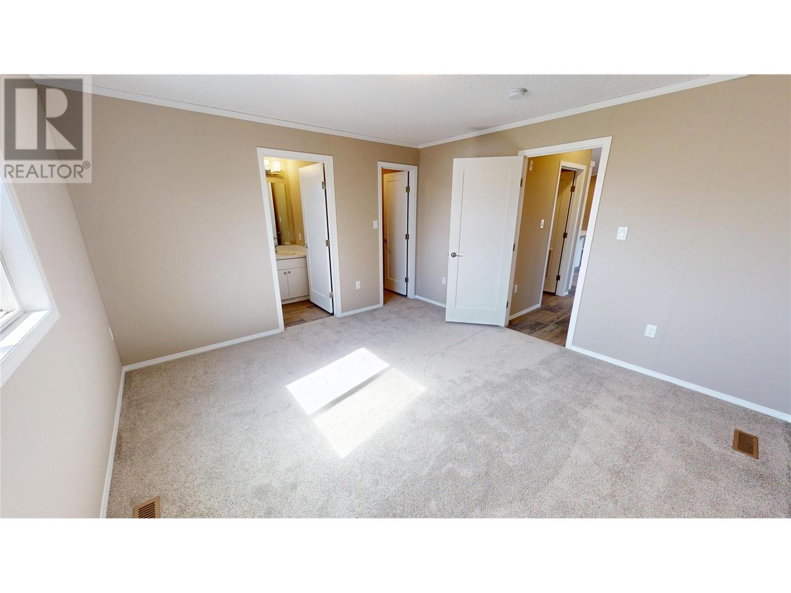 529 Pagurut Avenue W, Cranbrook