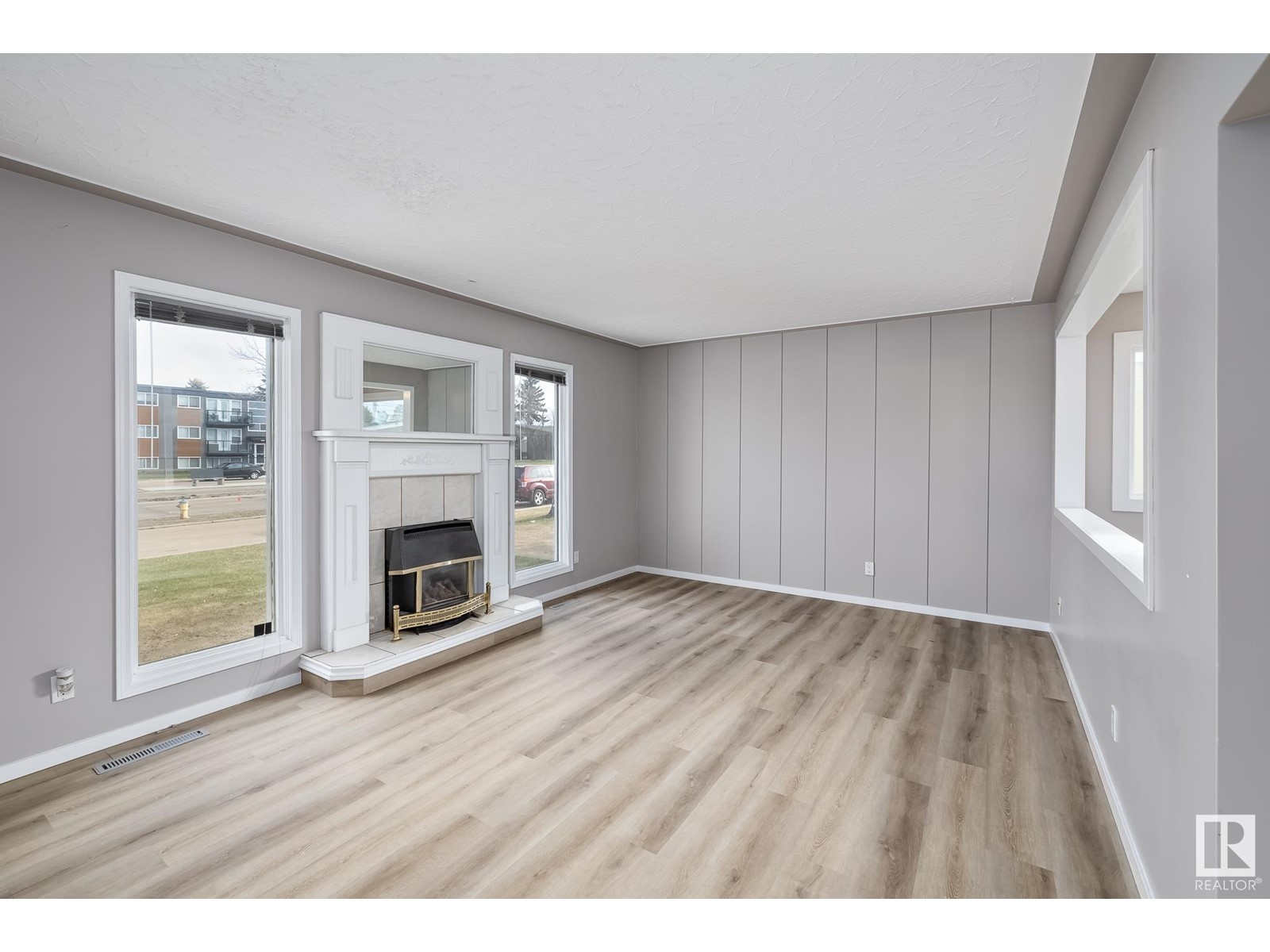 8011 132 AV NW, Edmonton