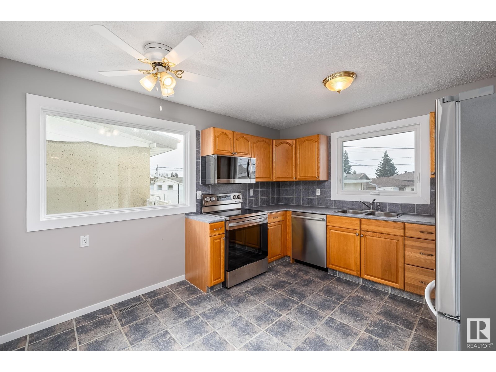 8011 132 AV NW, Edmonton