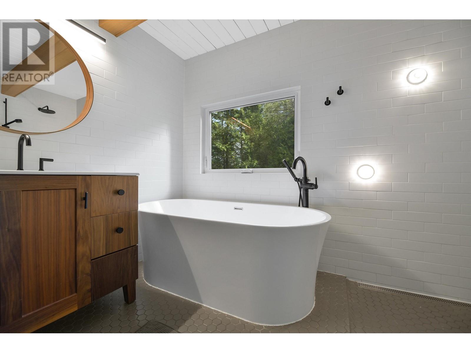532 AYA REACH ROAD, Mayne Island