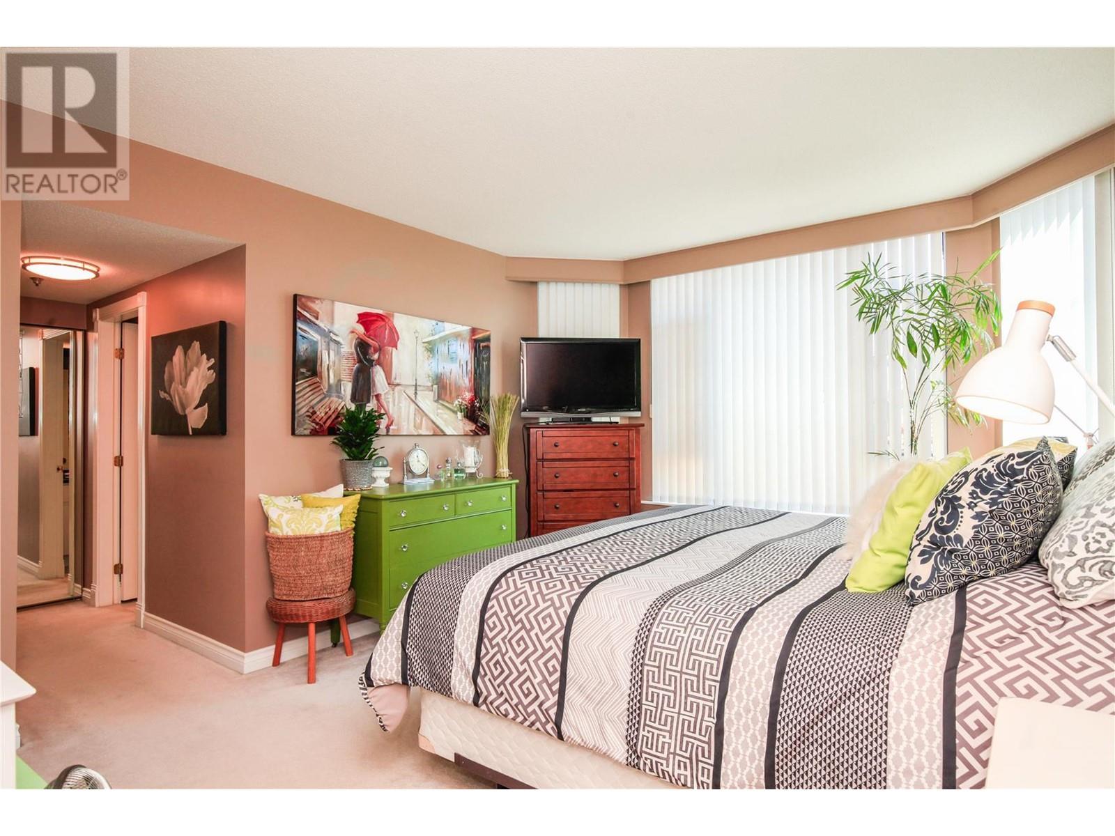 302 1152 Sunset Drive, Kelowna