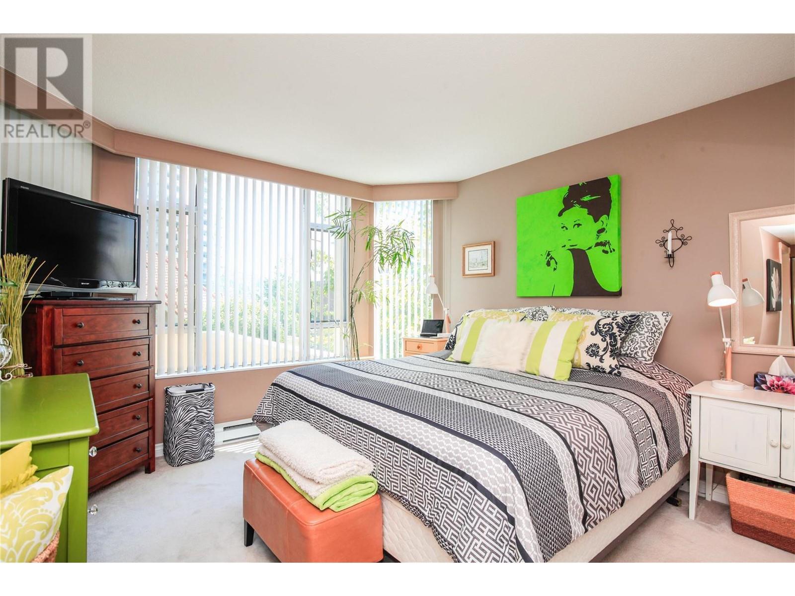 302 1152 Sunset Drive, Kelowna