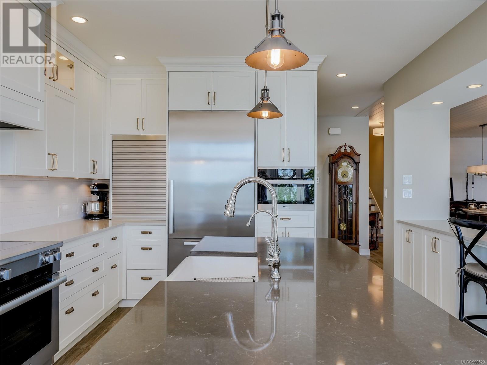 18 4771 Cordova Bay Road, Saanich