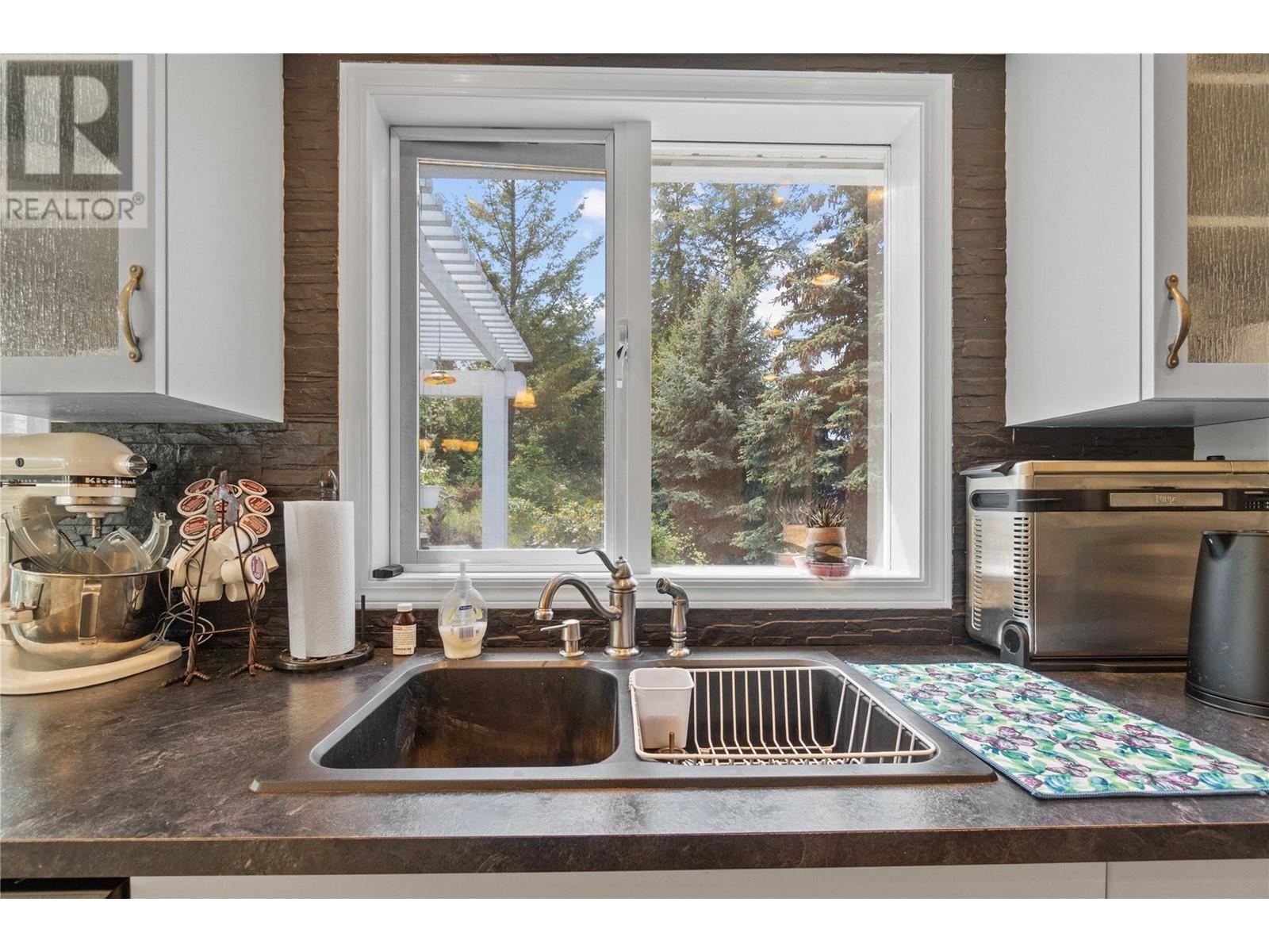 Photo 8 of 1120 12 Street Ne Unit 2, Salmon Arm BC