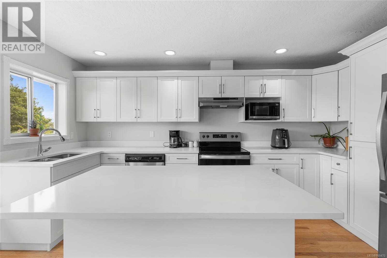 7023 EAST SAANICH RD - Image 11