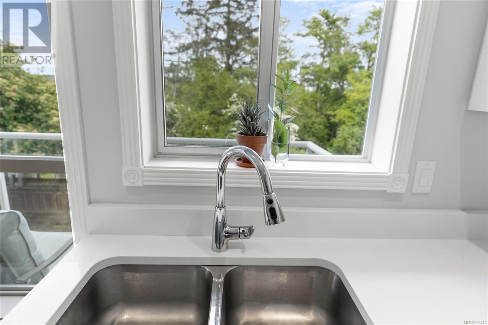 7023 EAST SAANICH RD - Image 12