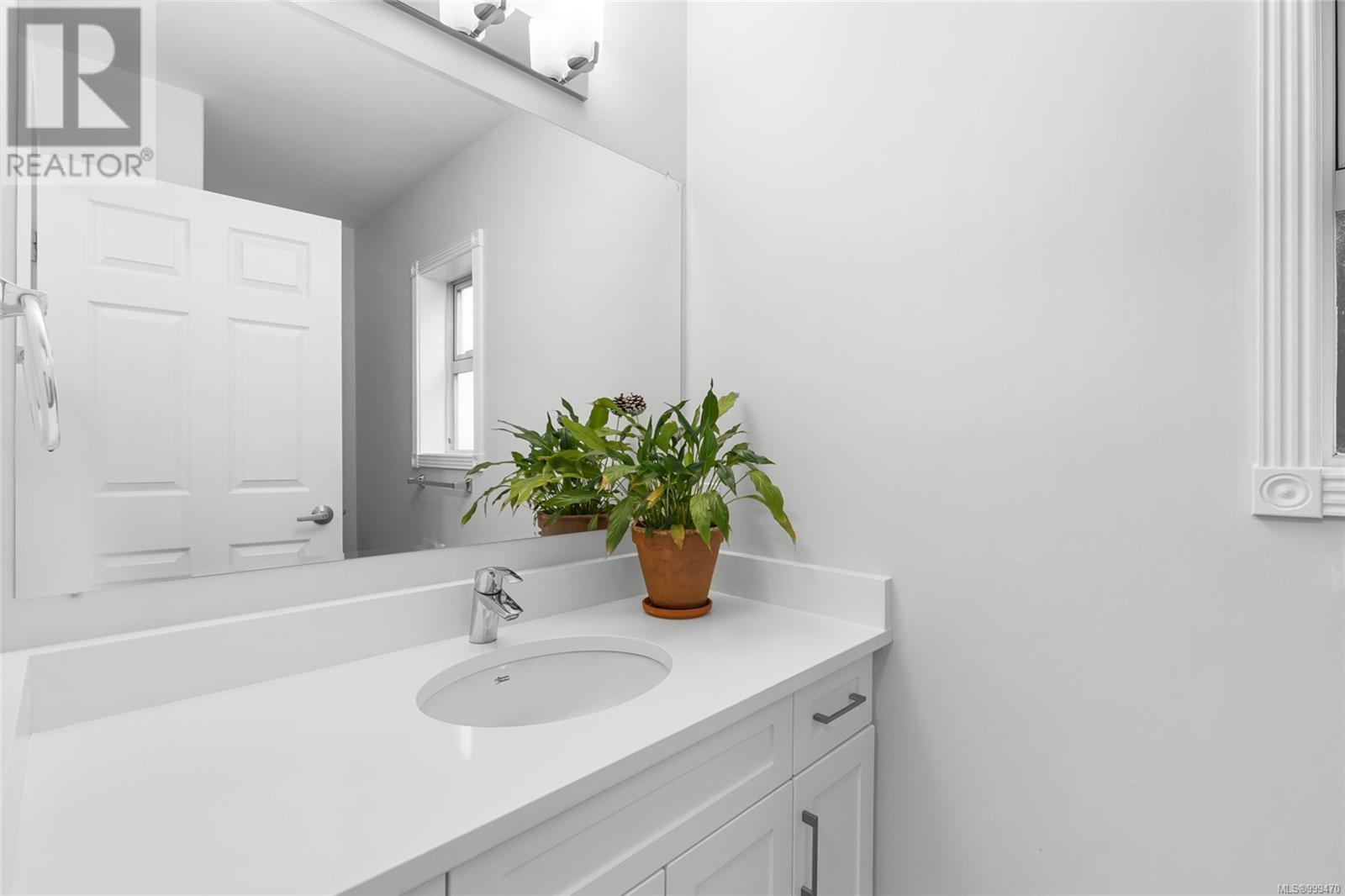 7023 EAST SAANICH RD - Image 5