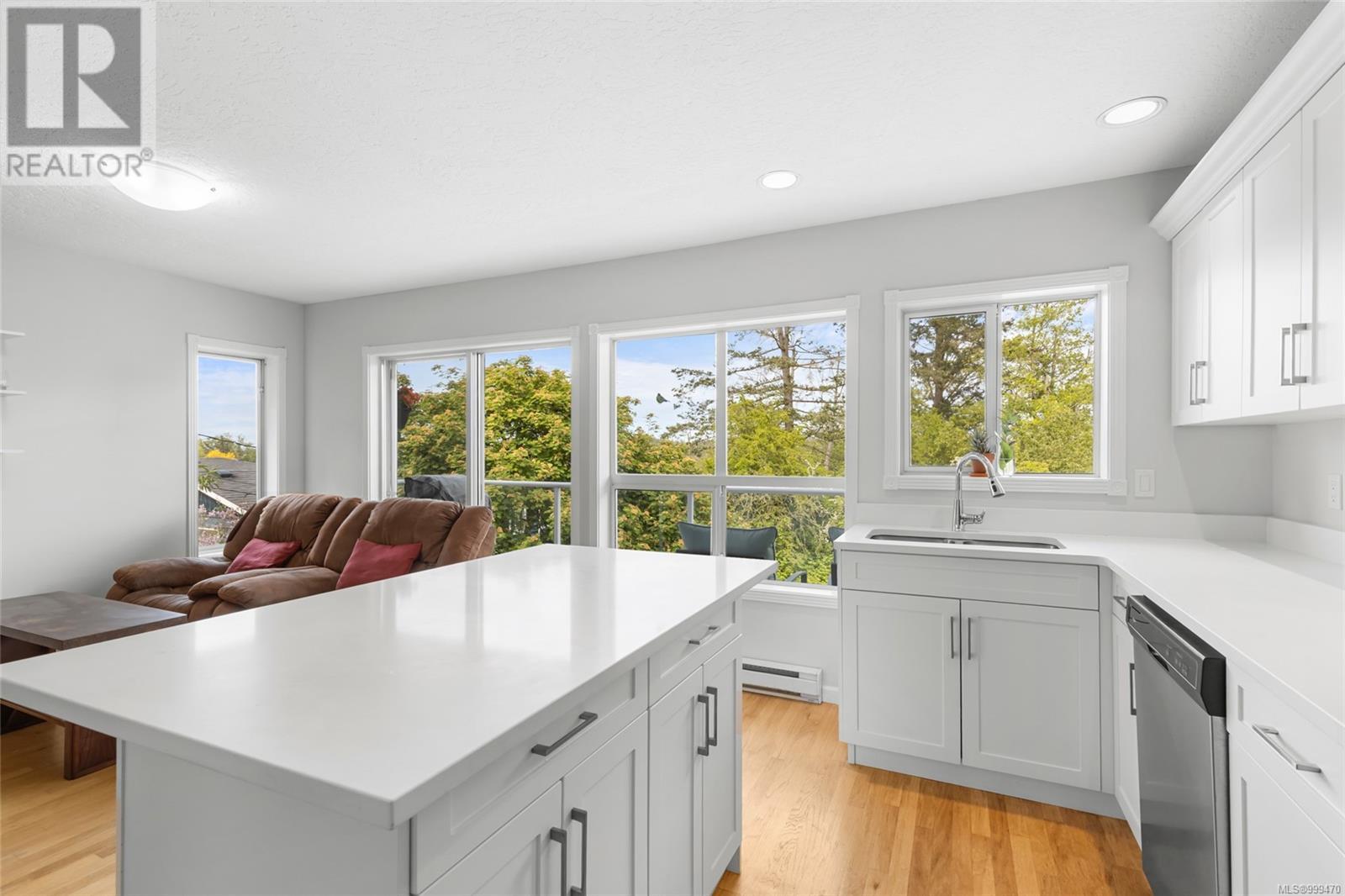 7023 EAST SAANICH RD - Image 13