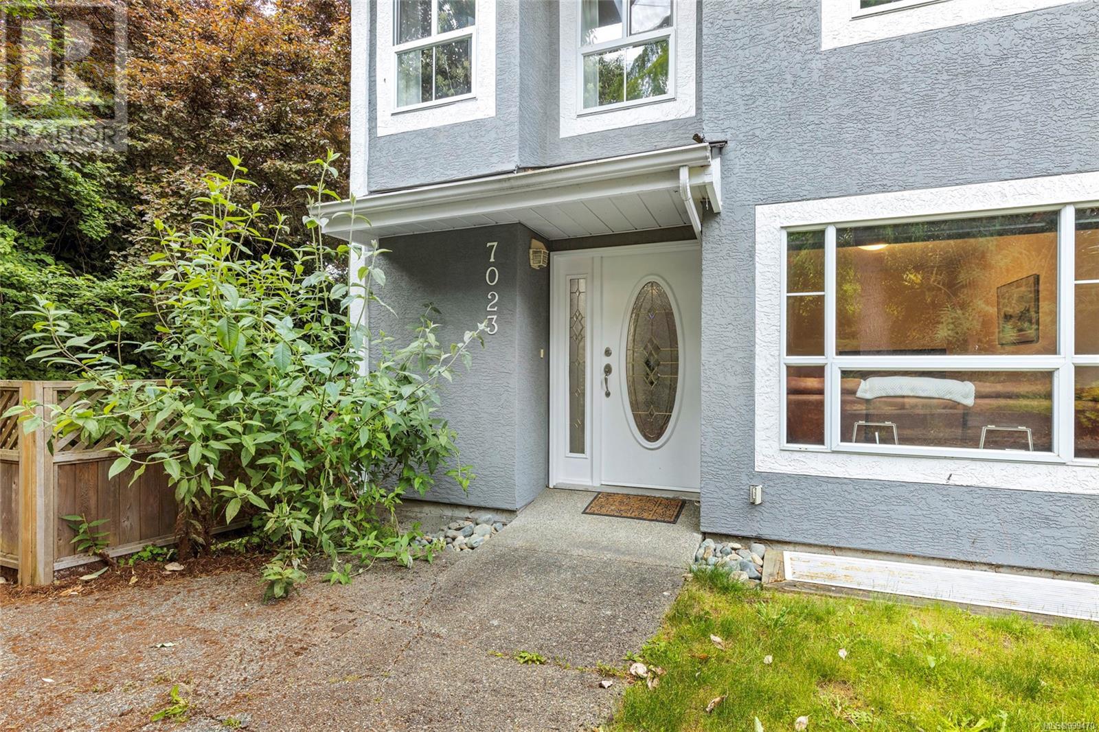 7023 EAST SAANICH RD - Image 2