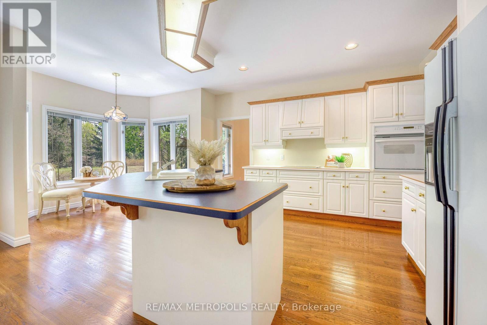 Photo 12 of 1809 Wespencer Gate, Sarnia ON