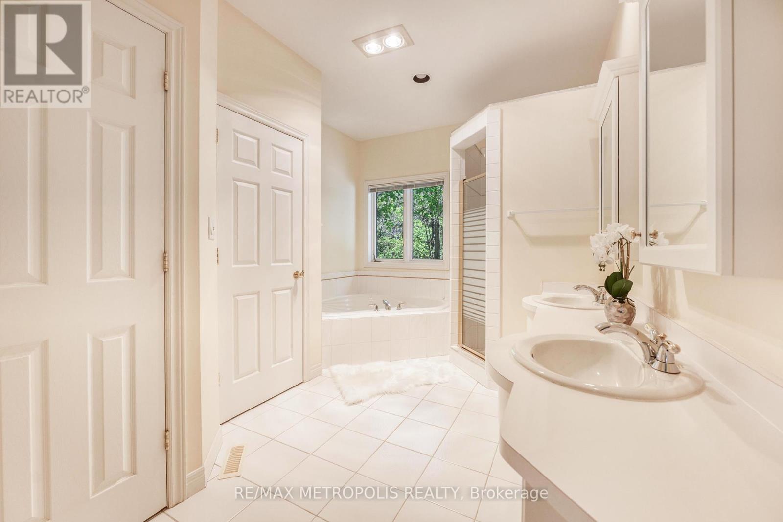 Photo 22 of 1809 Wespencer Gate, Sarnia ON