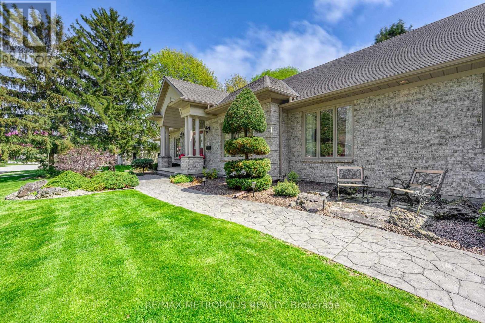 Photo 4 of 1809 Wespencer Gate, Sarnia ON