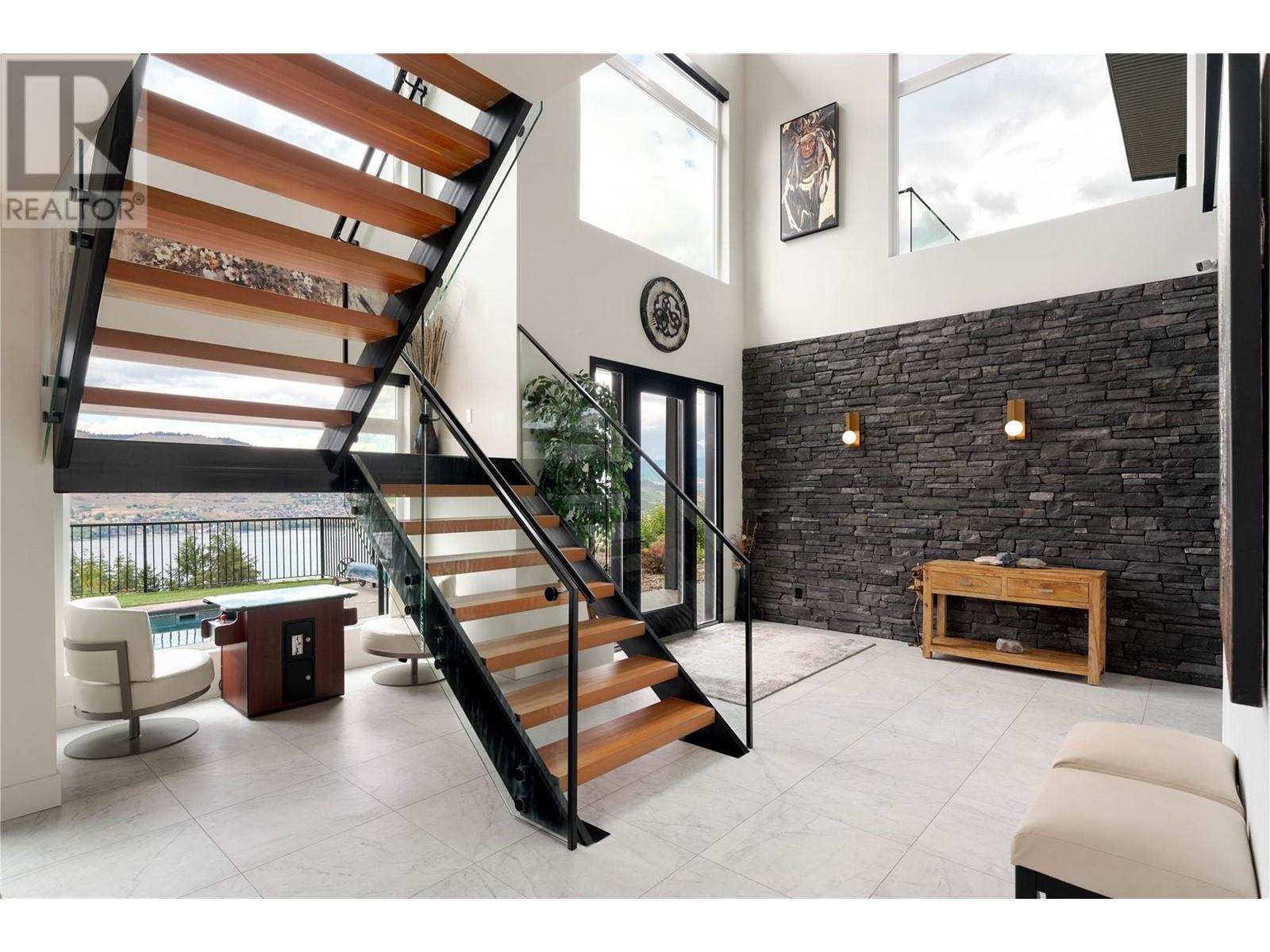  132 Sunset Boulevard, Vernon