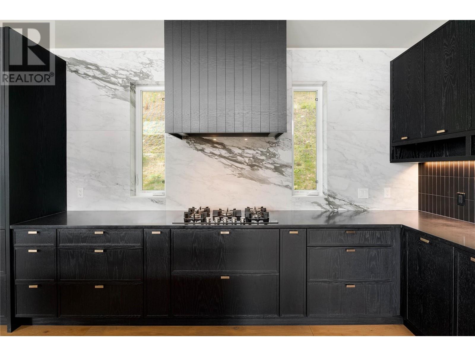  132 Sunset Boulevard, Vernon
