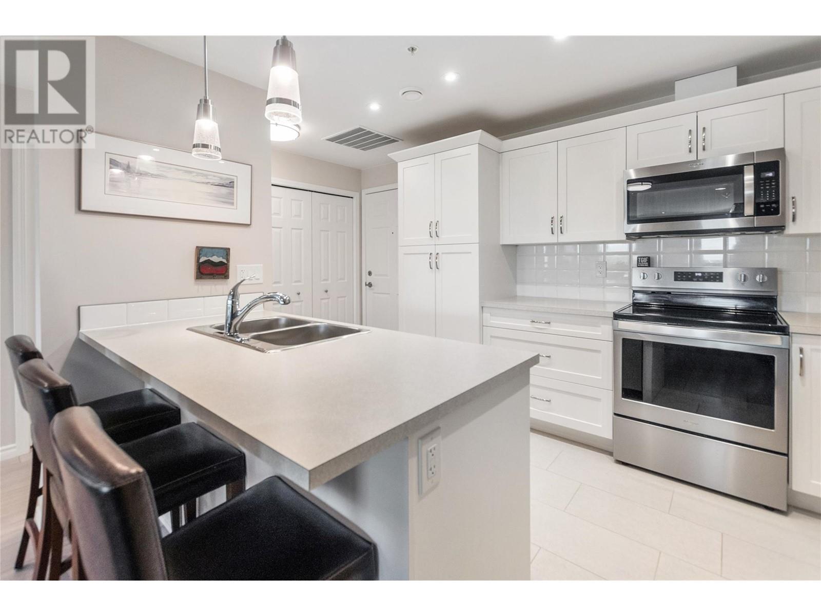 802 3346 Skaha Lake Road, Penticton
