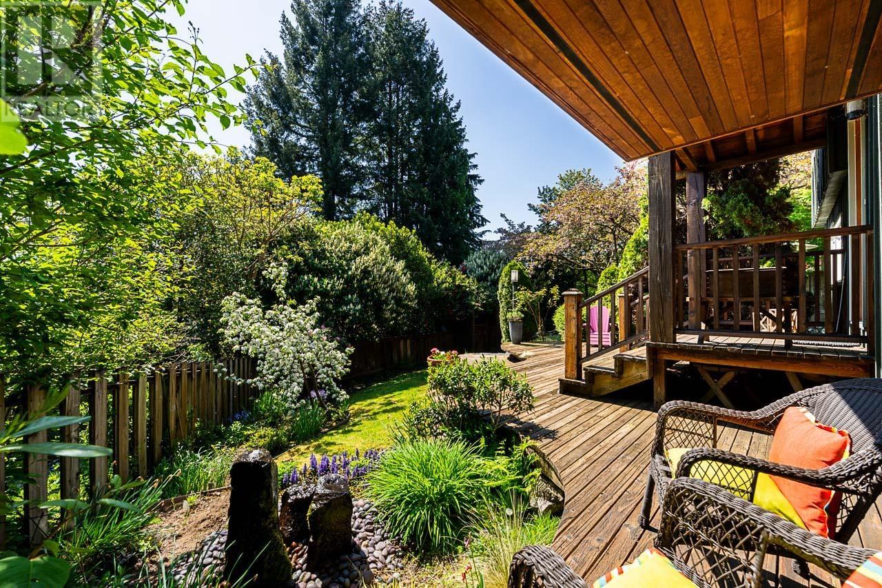 Photo 4 of 920 Adderley Street, North Vancouver BC