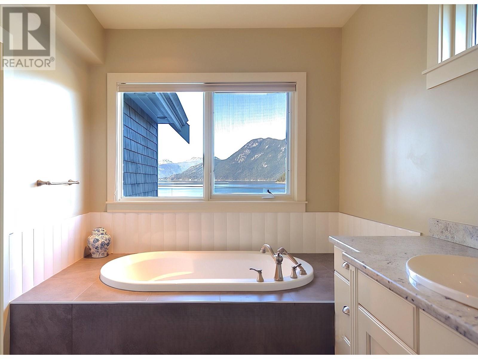 6560 N GALE AVENUE, Sechelt