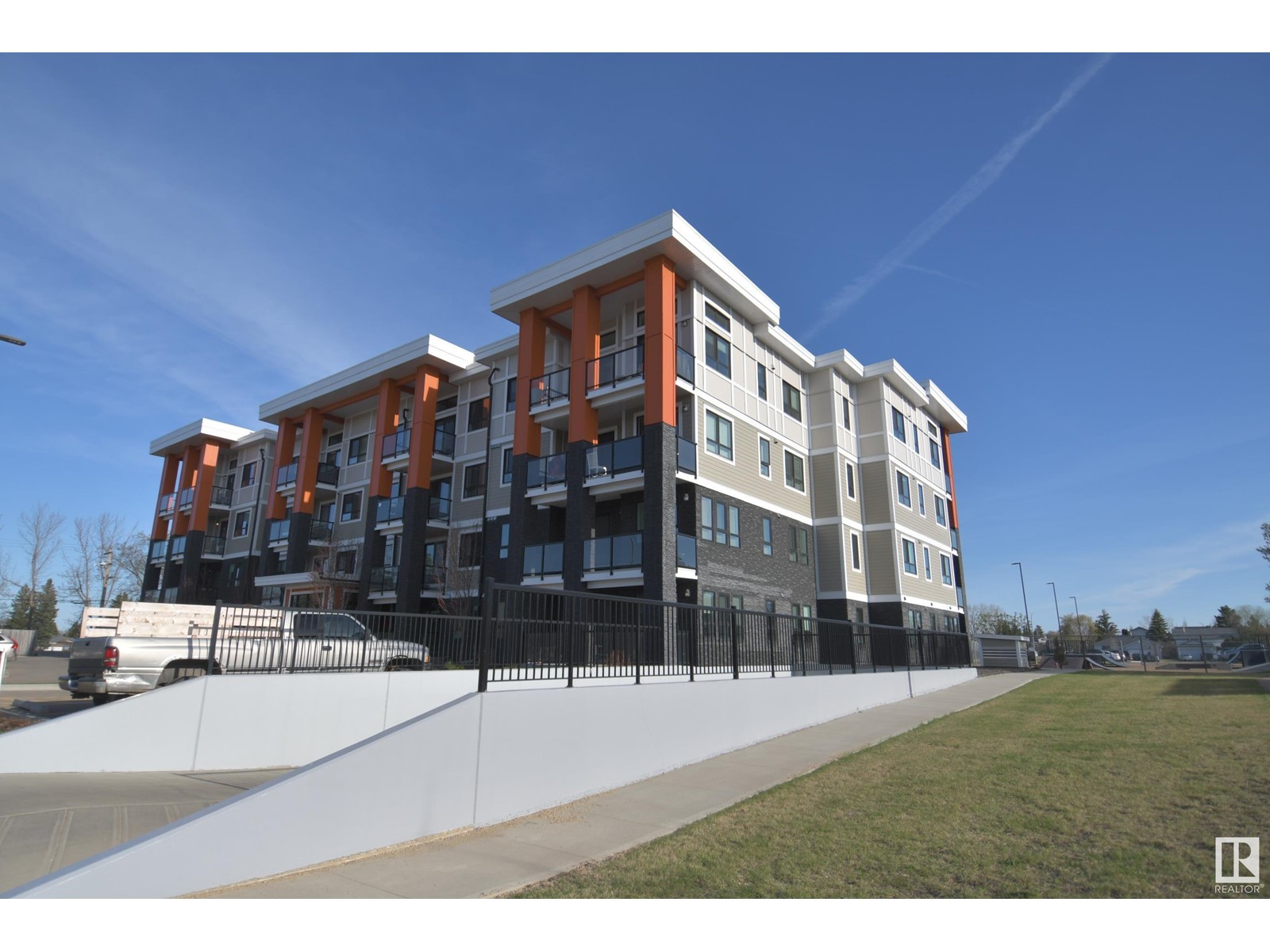 #408 17 COLUMBIA AV, Devon