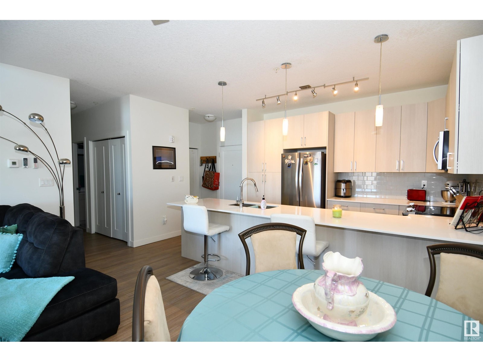 #408 17 COLUMBIA AV, Devon