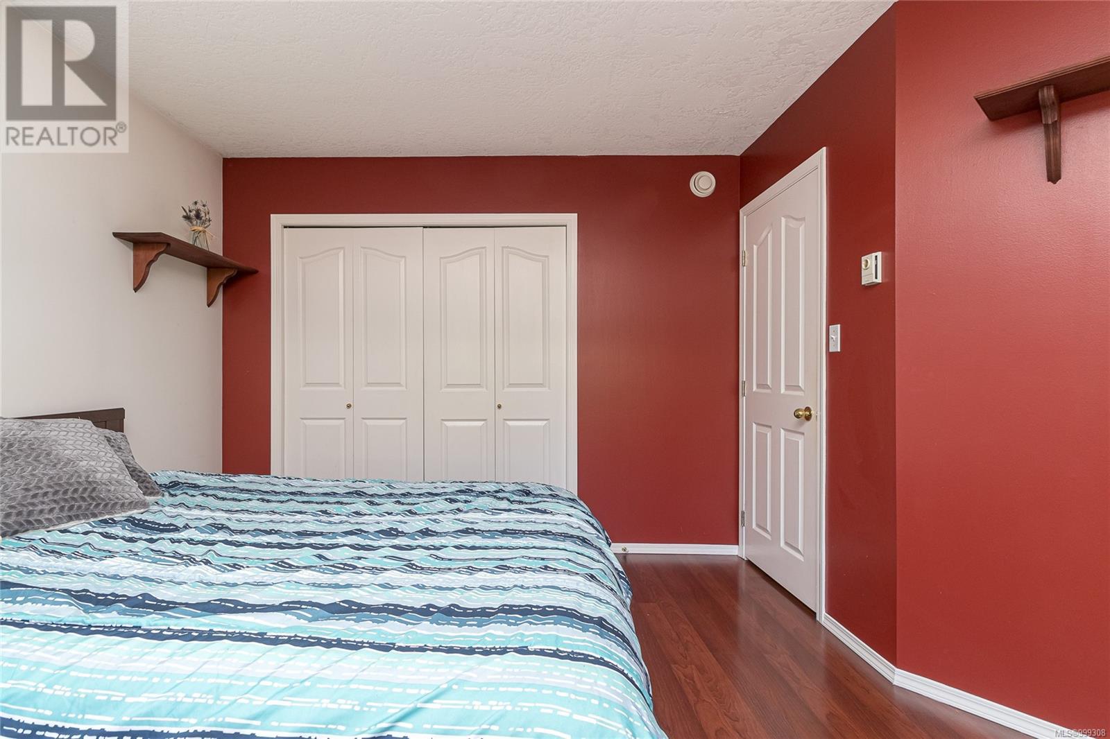 Photo 33 of 1211 Burnside Rd W, Saanich BC