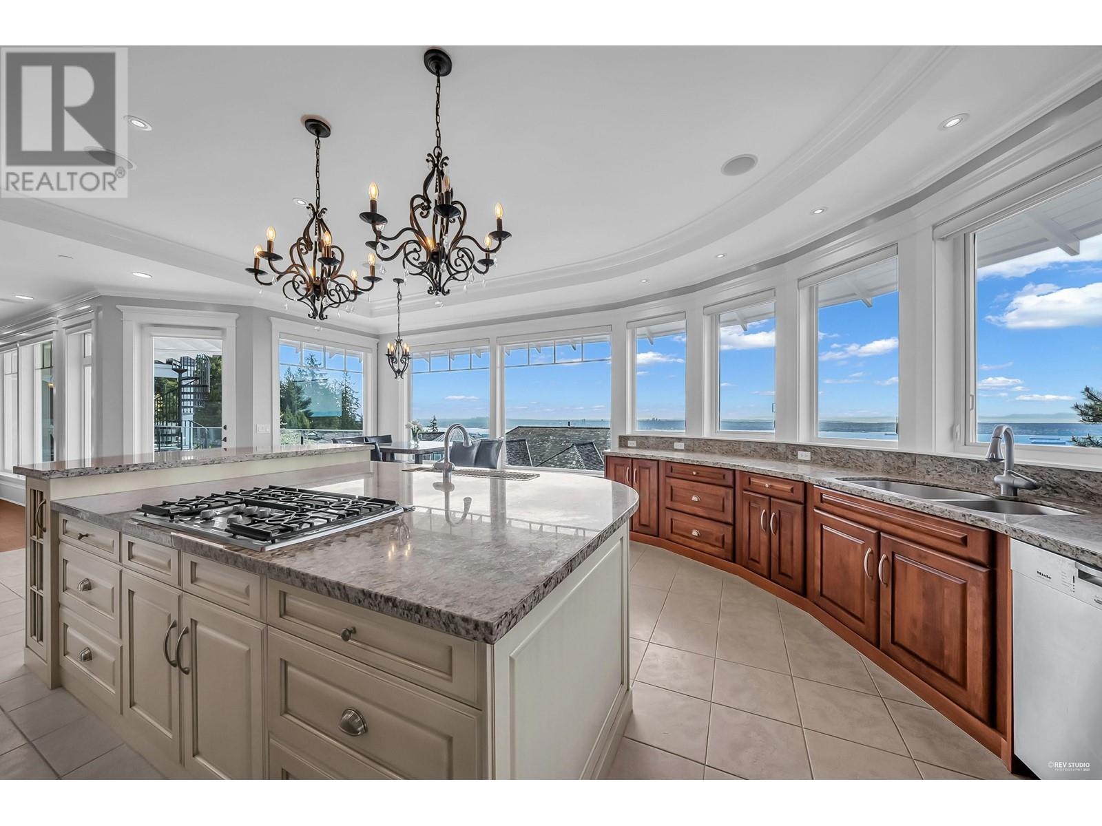 2326 CHIPPENDALE ROAD, West Vancouver