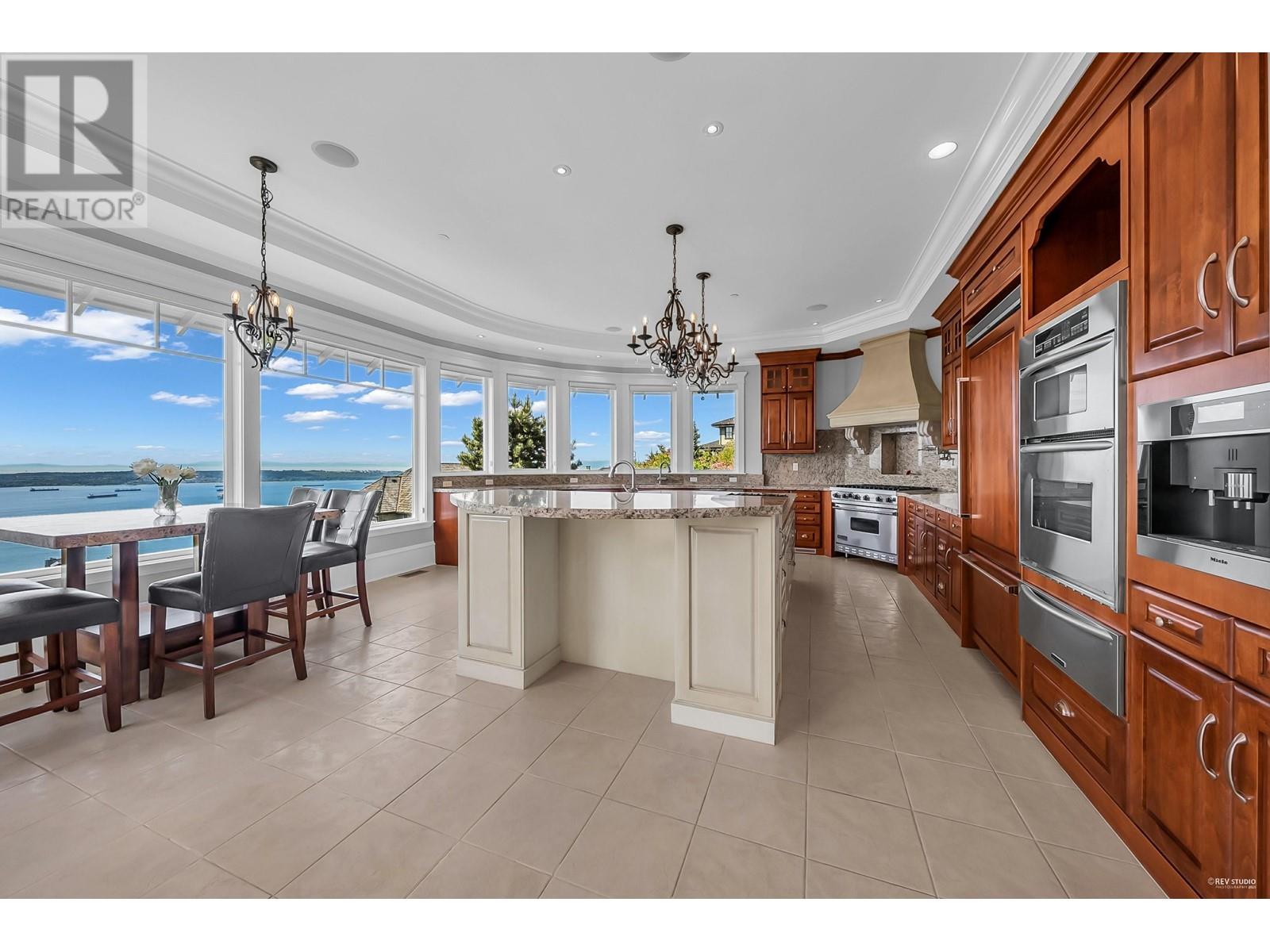 2326 CHIPPENDALE ROAD, West Vancouver