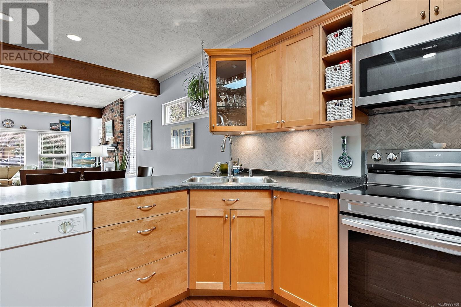  2298 Malaview Avenue, Sidney