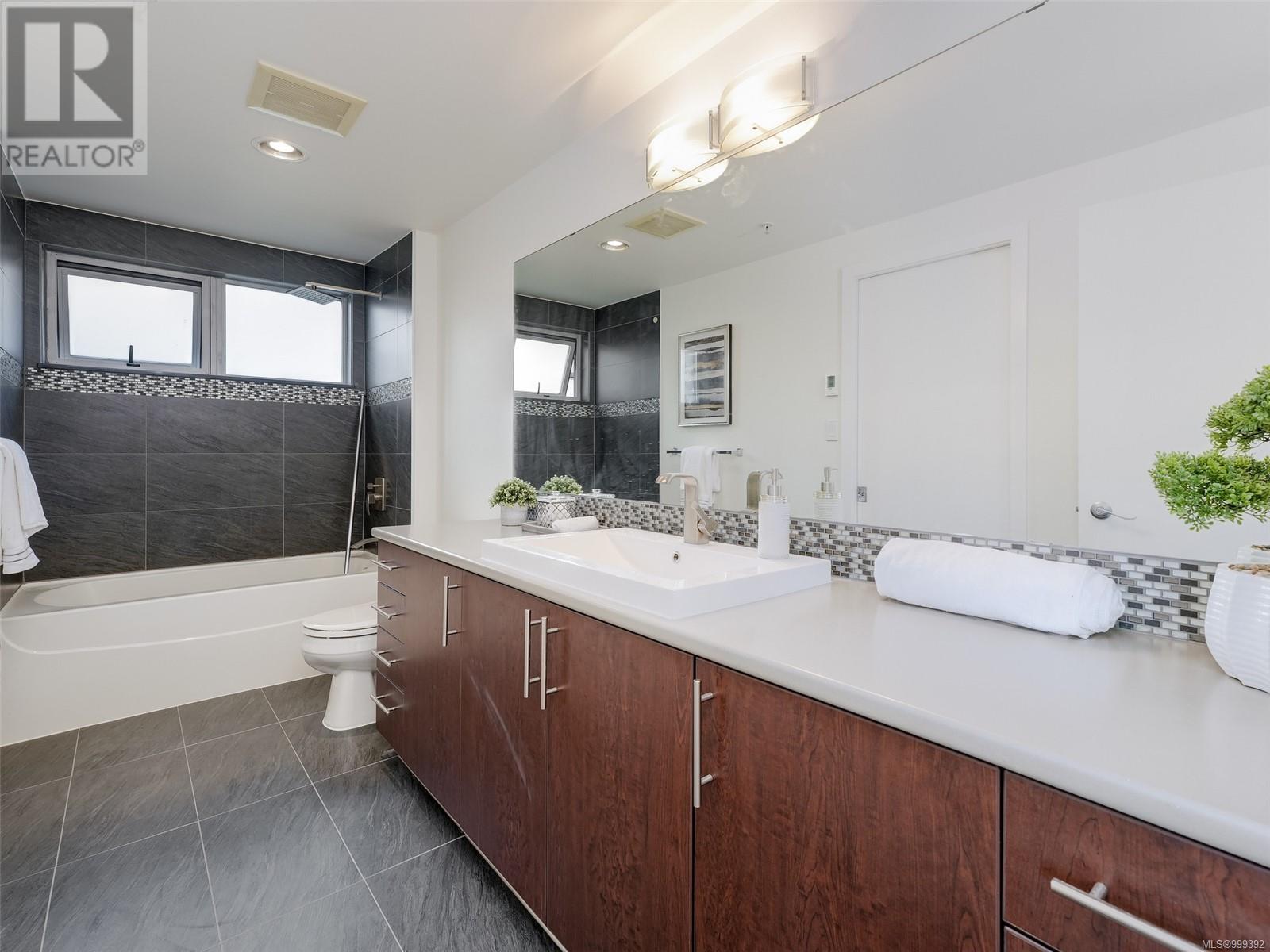 411 797 Tyee Road, Victoria