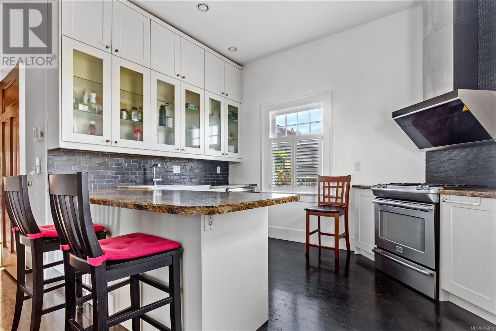 Photo 7 of 4423 Tyndall Ave, Saanich BC