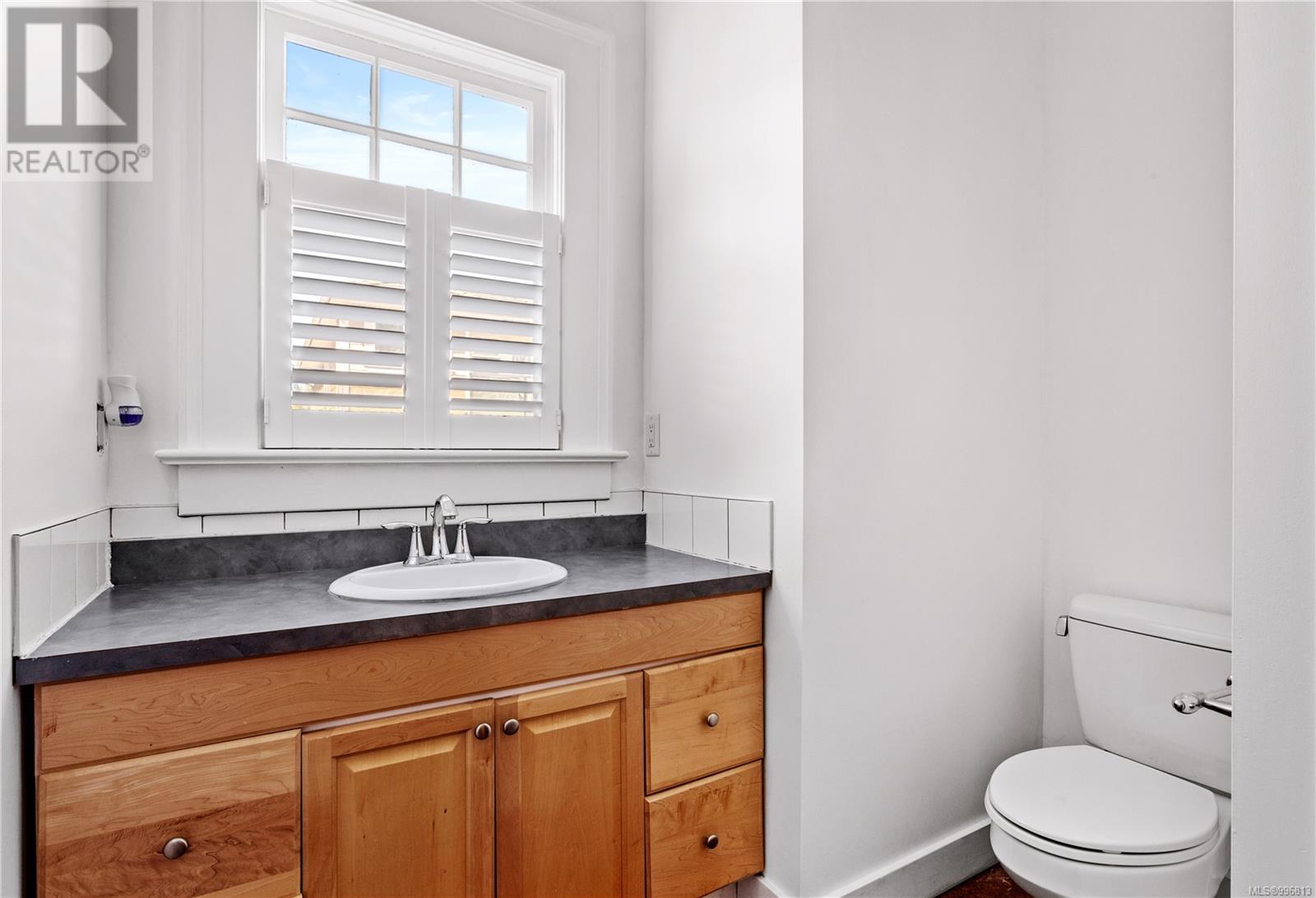 Photo 33 of 4423 Tyndall Ave, Saanich BC