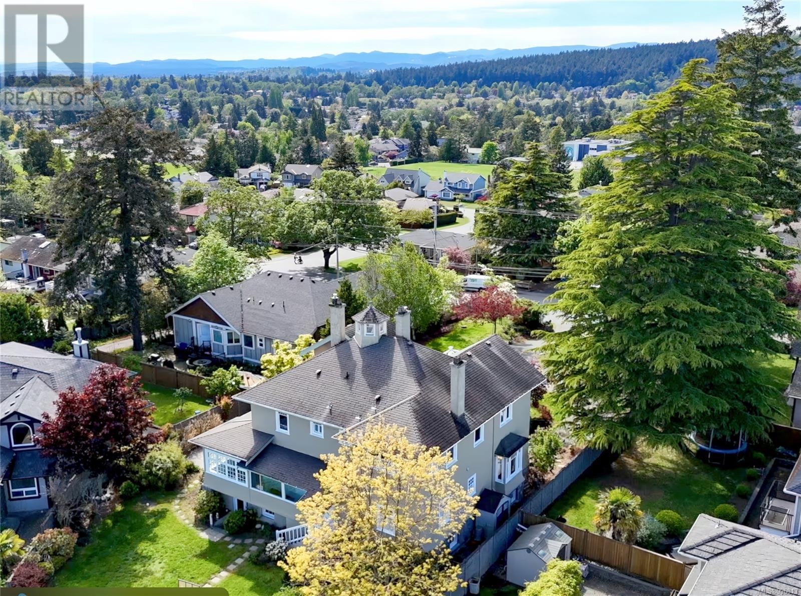 Photo 2 of 4423 Tyndall Ave, Saanich BC
