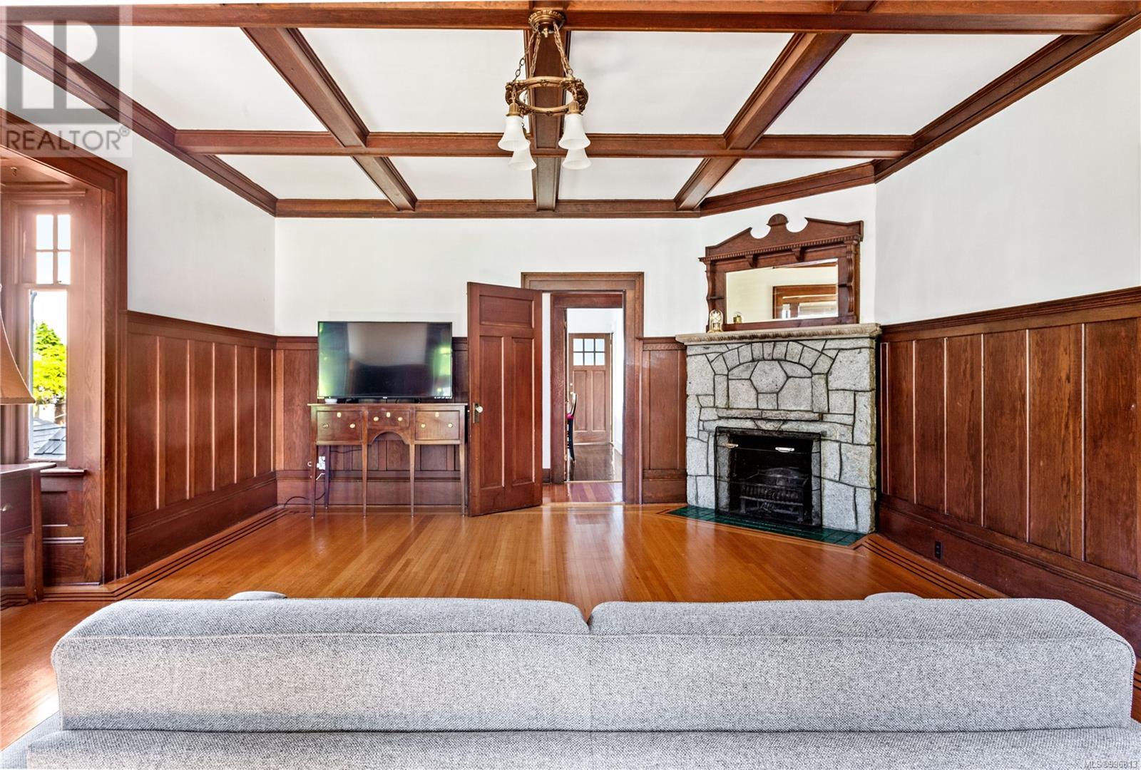 Photo 5 of 4423 Tyndall Ave, Saanich BC