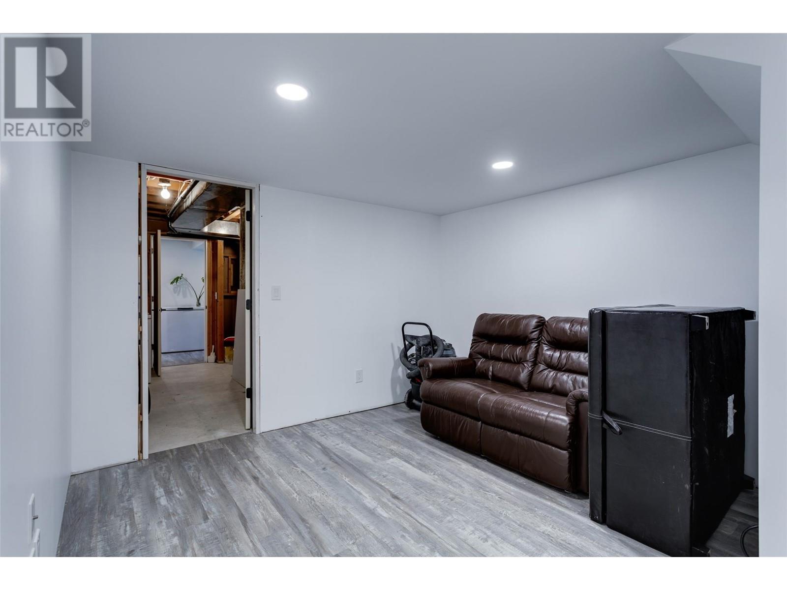  2094 Tomat Avenue, Kelowna