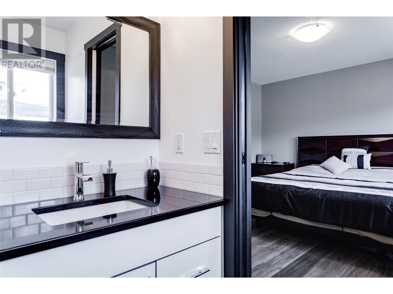  2094 Tomat Avenue, Kelowna