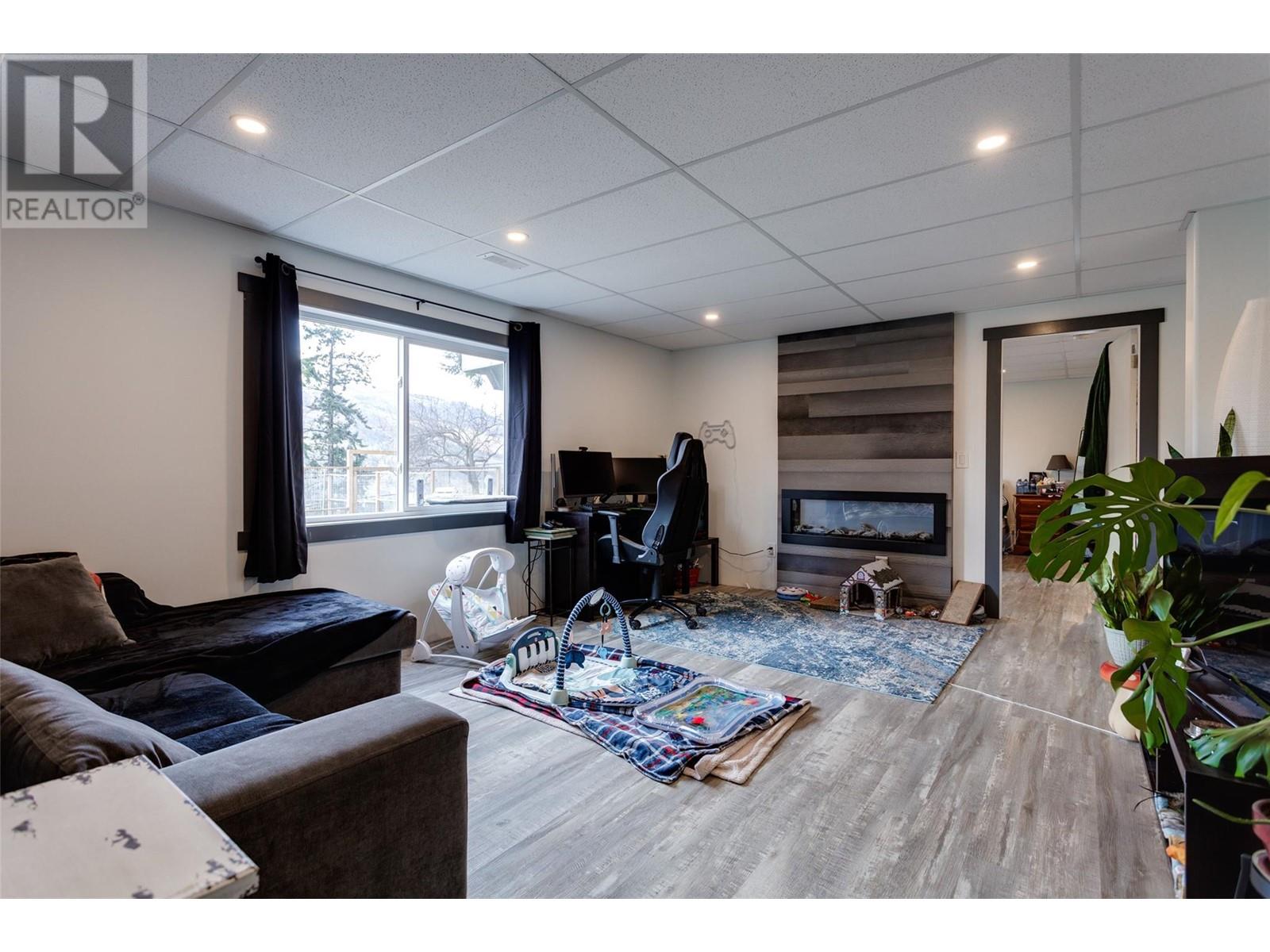  2094 Tomat Avenue, Kelowna