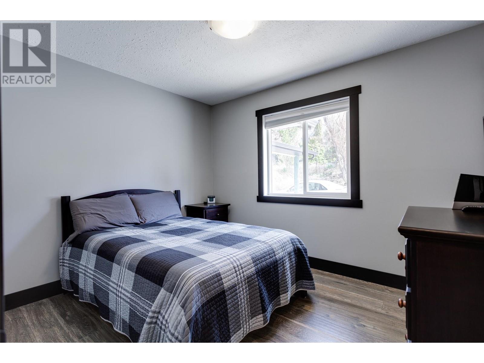  2094 Tomat Avenue, Kelowna