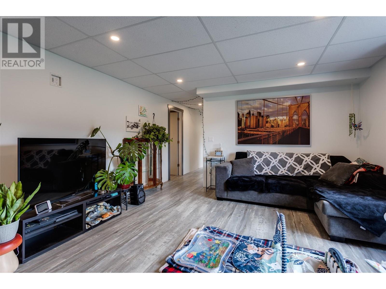  2094 Tomat Avenue, Kelowna