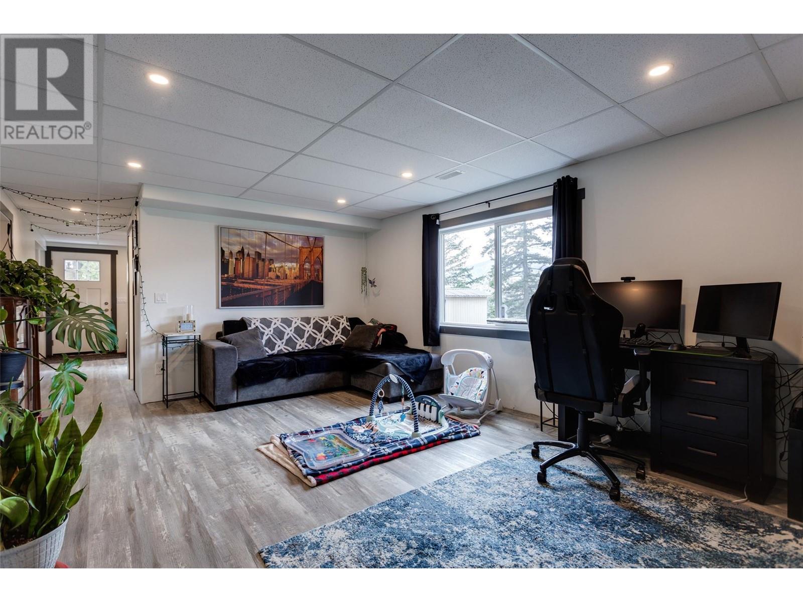  2094 Tomat Avenue, Kelowna