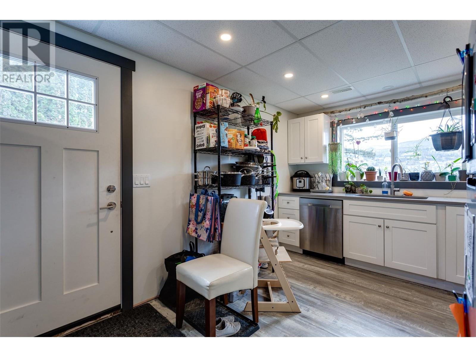 2094 Tomat Avenue, Kelowna