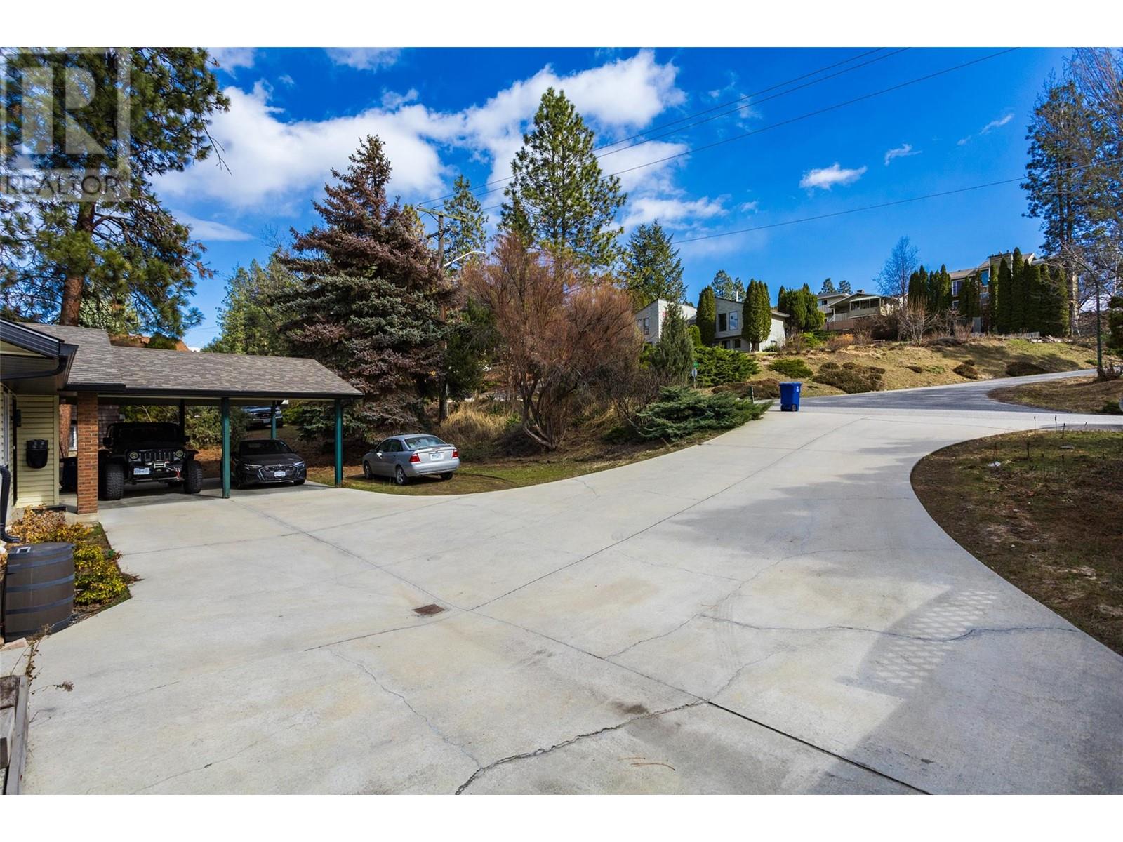  2094 Tomat Avenue, Kelowna