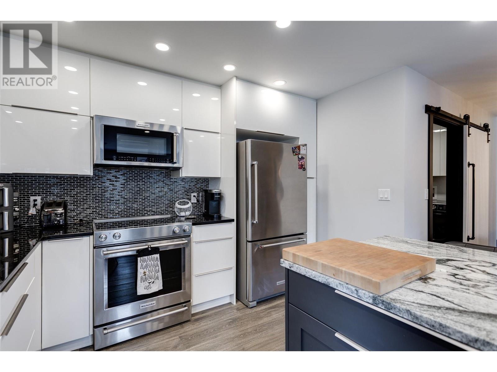  2094 Tomat Avenue, Kelowna