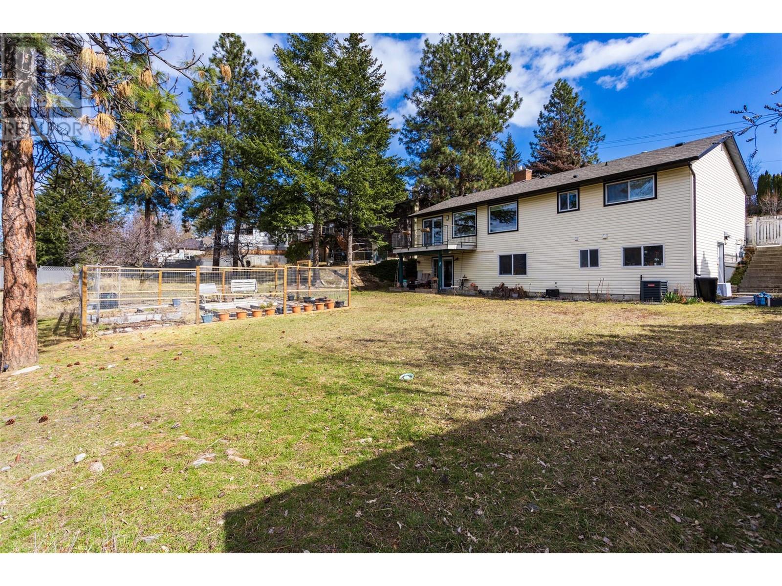  2094 Tomat Avenue, Kelowna
