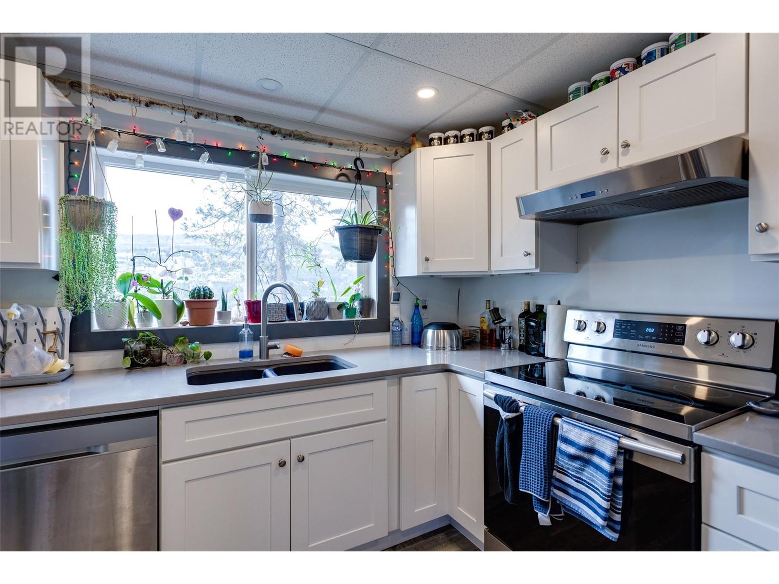  2094 Tomat Avenue, Kelowna